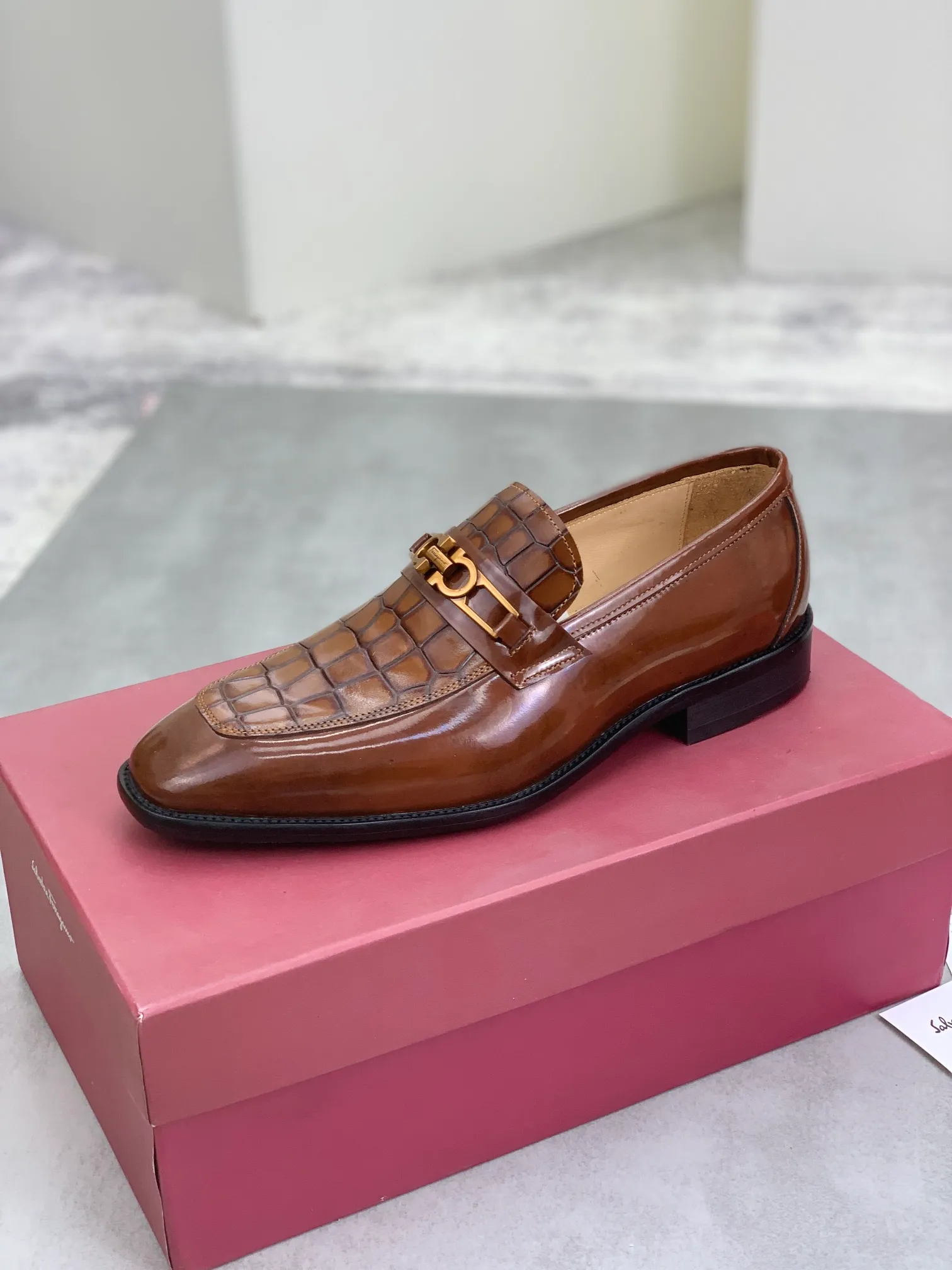 Men's Men's Shoes 💰P460💰[New Style] Water-dyed Niuli 🆘[Salvatore Ferragamo] Ferragamo's latest casual business leather shoes for men! Available at counters simultaneously! The fabric is made of specially imported original open-edge beaded calfskin, and the interior is made of imported water-dyed cowhide. It is absolutely luxurious and leads the fashion trend. Matching code: 38-45 (46 and 47 can be customized); black and brown colors are optional